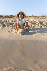 Spanien, Menorca, kleines Mädchen spielt am Strand - MGOF03161