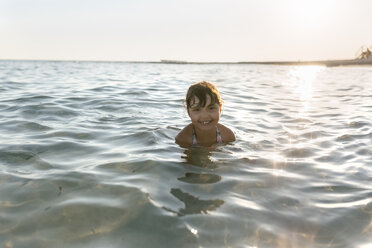 Spanien, Menorca, Mädchen beim Schwimmen im Meer - MGOF03162