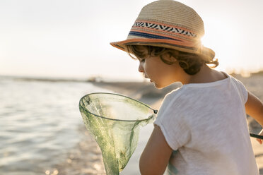 Spanien, Menorca, kleines Mädchen mit einem Tauchnetz am Strand - MGOF03163