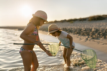 Spanien, Menorca, zwei Mädchen mit Keschern am Strand - MGOF03166