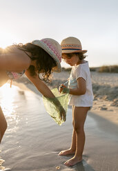 Spanien, Menorca, zwei Mädchen mit Taucherbrille am Strand - MGOF03167