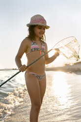 Spanien, Menorca, Mädchen mit Taucherbrille am Strand - MGOF03168