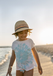 Spanien, Menorca, lächelndes kleines Mädchen am Strand - MGOF03172