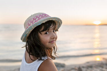 Spanien, Menorca, Porträt eines Mädchens am Strand bei Sonnenuntergang - MGOF03176