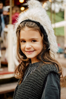 Porträt eines lächelnden kleinen Mädchens mit Pelzmütze - CHAF01814