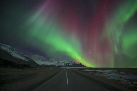 Island, Straße und Landschaft mit Aurora Borealis, lizenzfreies Stockfoto