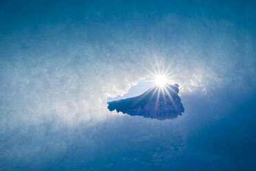 Island, die Sonne strahlt durch ein Loch im Eis - RAEF01778