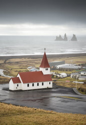 Island, Vik, Kirche und steinerne Trolle im Hintergrund - RAEF01781