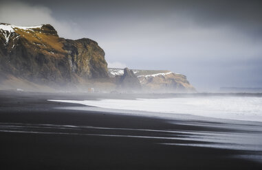 Island, Vik, Strand mit schwarzem Sand - RAEF01782