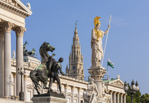 Österreich, Wien, Parlament, Statue Pallas Athene, Rathaus im Hintergrund, lizenzfreies Stockfoto