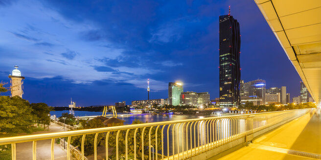 Österreich, Wien, Donau City mit DC Tower 1 am Abend - WDF03933