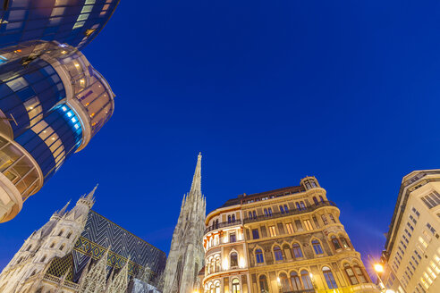 Österreich, Wien, Stephansplatz, Haas-Haus, Stephansdom bei Nacht - WDF03941