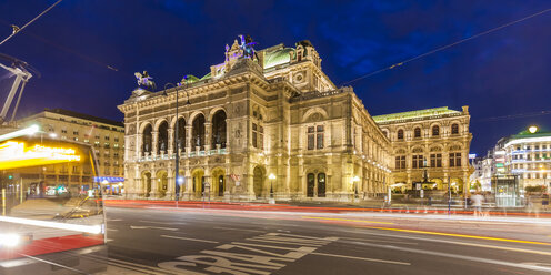 Österreich, Wien, Staatsoper, Ringstraße, Straßenbahn bei Nacht - WDF03947