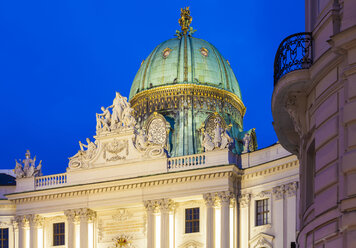 Austria, Vienna, Michaelerplatz, Hofburg, Michaelertor at night - WDF03952