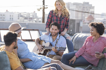 Freunde feiern eine Dachterrassenparty und spielen Gitarre - WESTF22852