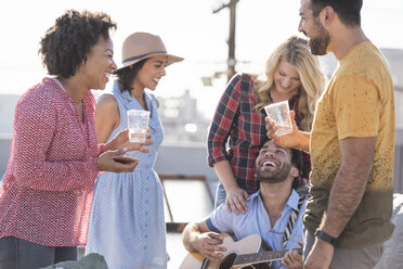 Freunde feiern eine Dachterrassenparty und spielen Gitarre - WESTF22853