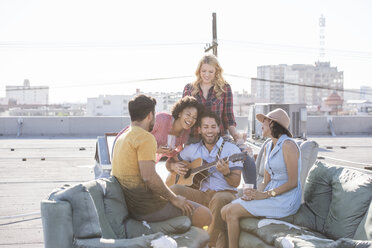 Freunde feiern eine Dachterrassenparty und spielen Gitarre - WESTF22855