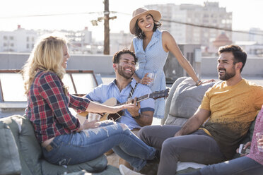 Freunde feiern eine Dachterrassenparty und spielen Gitarre - WESTF22857