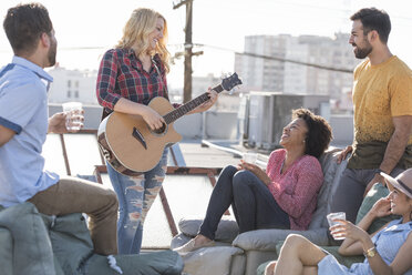 Freunde feiern eine Dachterrassenparty und spielen Gitarre - WESTF22858