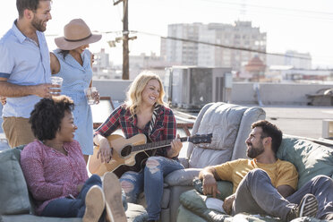 Freunde feiern eine Dachterrassenparty und spielen Gitarre - WESTF22859