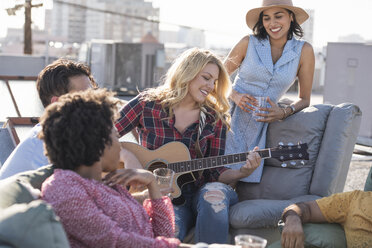 Freunde feiern eine Dachterrassenparty und spielen Gitarre - WESTF22861