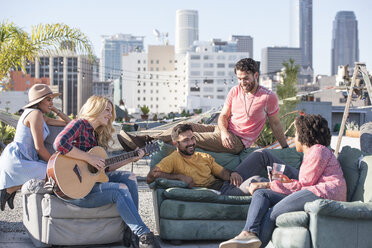 Freunde feiern eine Dachterrassenparty und spielen Gitarre - WESTF22862