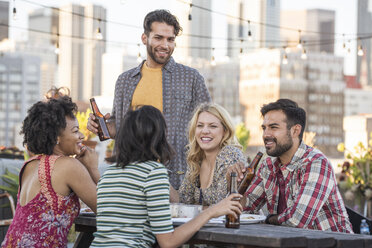 Freunde feiern eine Dachterrassenparty, unterhalten sich und schlafen miteinander - WESTF22888