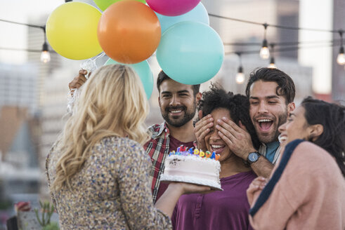 Freunde feiern Geburtstagsparty auf der Dachterrasse mit Geburtstagstorte - WESTF22895