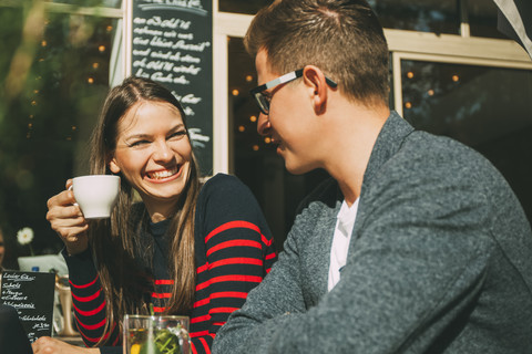 Pärchen in einem Café hat Spaß, lizenzfreies Stockfoto