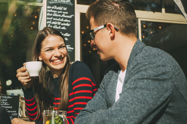 Pärchen in einem Café hat Spaß - CHAF01818