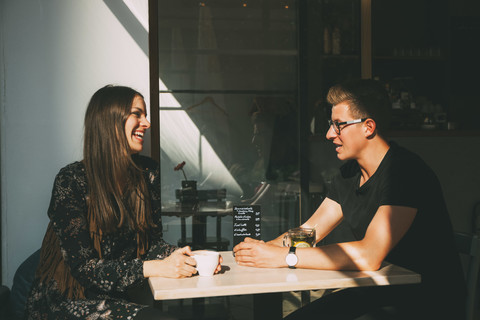 Pärchen in einem Café hat Spaß, lizenzfreies Stockfoto