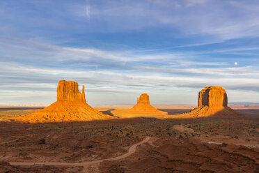 USA, Colorado Plateau, Utah, Arizona, Navajo Nation Reservation, Monument Valley, West Mitten Butte, East Mitten Butte und Merrick Butte im Sonnenlicht - FOF09148