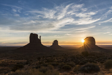 USA, Colorado Plateau, Utah, Arizona, Navajo Nation Reservation, Monument Valley, The View Campground with West Mitten Butte, East Mitten Butte and Merrick Butte at sunrise - FOF09153