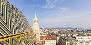 Österreich, Wien, Stadtbild mit farbigen Dachziegeln und Stephansdom - WD03970