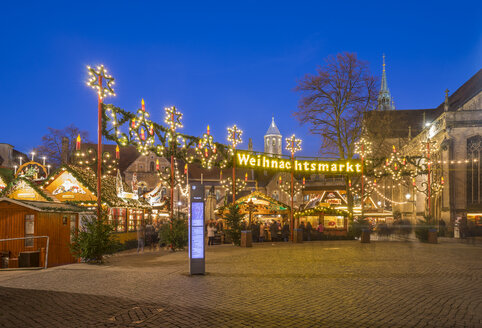 Deutschland, Braunschweig, Weihnachtsmarkt am Abend - PVCF01055