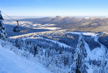 Germany, Bavaria, Bayerisch Eisenstein, Bavarian Forest in winter, Arber cable car, Great Arber ski area - SIE07366