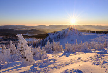 Deutschland, Bayern, Bayerischer Wald im Winter, Bodenmaiser Riegel bei Sonnenuntergang - SIEF07371