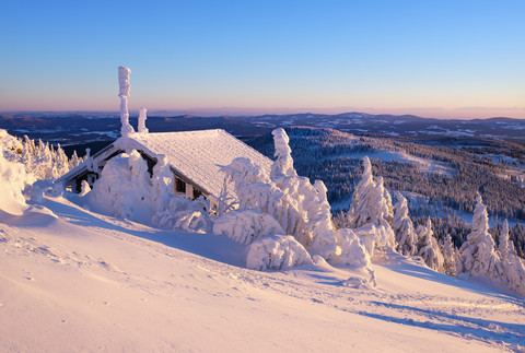 Deutschland, Bayern, Bayerischer Wald im Winter, Großer Arber, Zwieseler Hütte am Abend, lizenzfreies Stockfoto