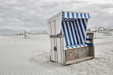 Deutschland, Schleswig-Holstein, St. Peter-Ording, Strandkorb mit Kapuze - RORF00708