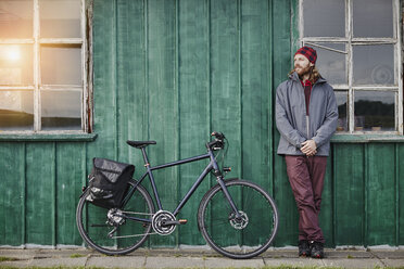 Junger Mann auf einer Fahrradtour macht eine Pause - RORF00754