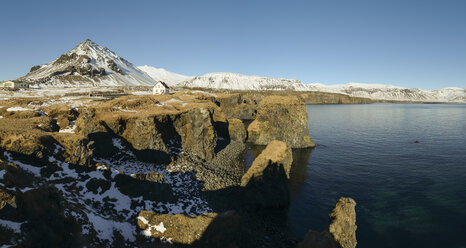 Island, Panoramablick auf die Klippen von Arnarstapi - RAEF01787