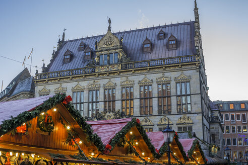 Deutschland, Bremen, Blick auf Schuetting mit Weihnachtsmarktständen im Vordergrund - PVCF01059