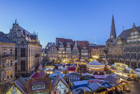 Deutschland, Bremen, Weihnachtsmarkt auf dem Marktplatz am Abend von oben gesehen - PVCF01062