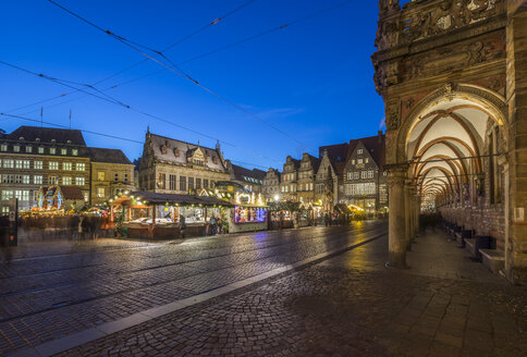 Deutschland, Bremen, Weihnachtsmarkt am Abend - PVCF01065