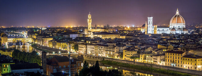 Italien, Toskana, Florenz, Stadtbild bei Nacht von der Piazzale Michelangelo aus gesehen - PUF00609