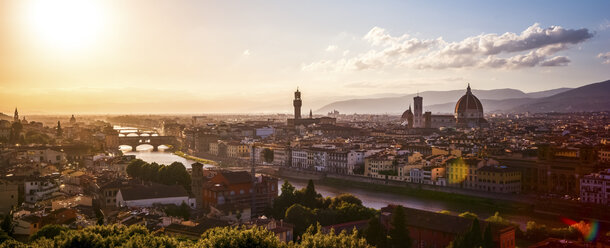 Italien, Toskana, Florenz, Stadtbild im Abendlicht vom Piazzale Michelangelo aus gesehen - PUF00610