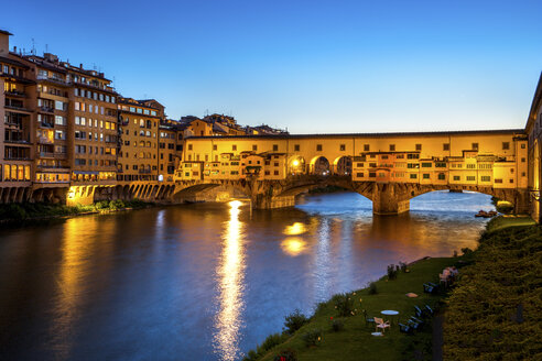 Italien, Toskana, Florenz, Blick auf den Arno und den beleuchteten Ponte Vecchio zur blauen Stunde - PUF00611