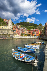 Italien, Ligurien, Cinque Terre, Vernazza, Hafen mit vertäuten Motorbooten - PUF00612