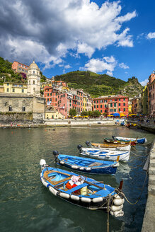 Italien, Ligurien, Cinque Terre, Vernazza, Hafen mit vertäuten Motorbooten - PUF00612
