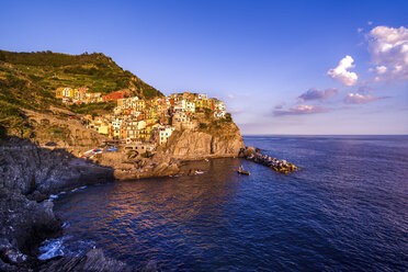 Italien, Ligurien, Cinque Terre, Manarola bei Sonnenuntergang - PUF00616